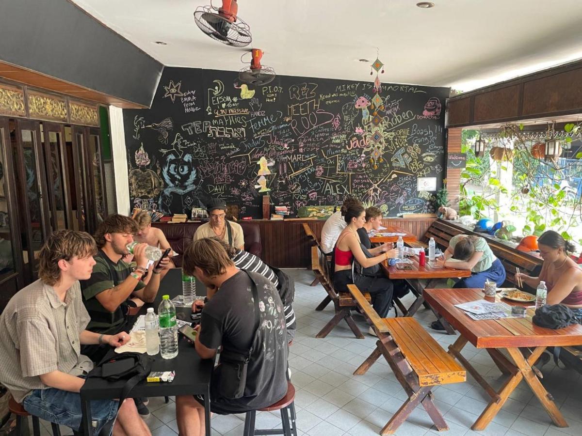 Revolution Hostel Чиангмай Экстерьер фото